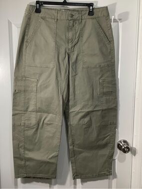 Universal Thread women’s Cargo Pants in Olive wide leg.  Size  12 NWT